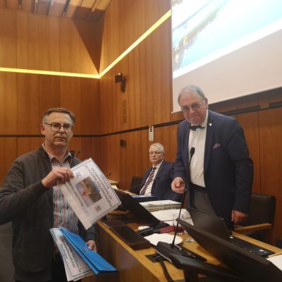 Petition Kindergartengebühren an Oberbürgermeister Keck übergeben